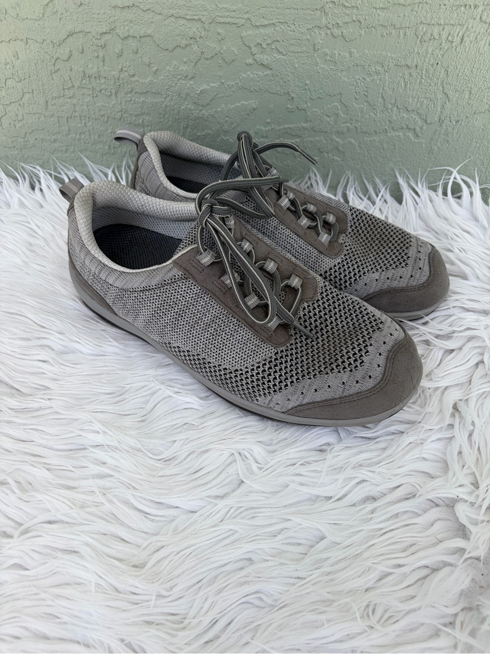 OrthoFeet Palma Stretch Orthotic Sneakers in Gray, Women's Size 8.5